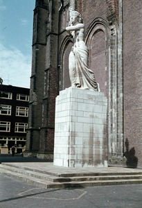 22544 Afbeelding van het verzetsmonument op het Domplein te Utrecht.